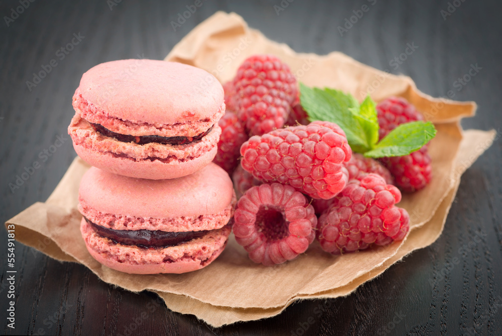 Macaroons with raspberries Macaroons with raspberries