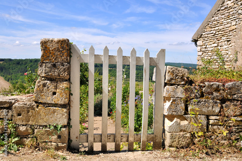 portillon entre muret en pierre photo