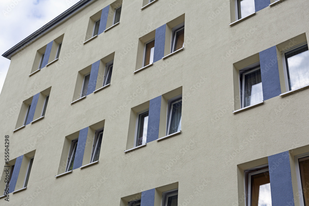 Fassade eines Mehrfamilienhauses in Kiel, Deutschland