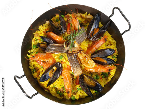 Paella mit Safran und Meeresfrüchte wie Miesmuscheln und Garnelen in der Pfanne - Freigestellt