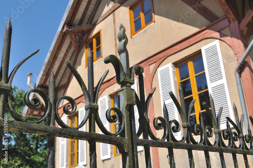 grille forgée devant maison