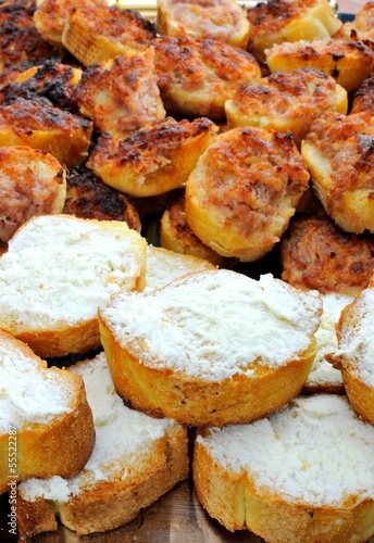 Obraz na plátne Crostini con formaggio stracchino e salsiccia