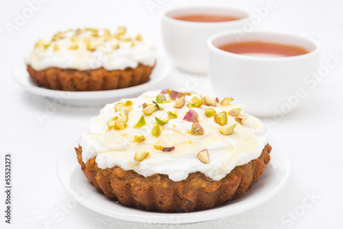 carrot cakes with mascarpone, honey, pistachios and black tea