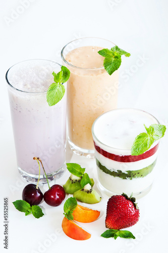 Молочные коктейли и десерт с фруктами