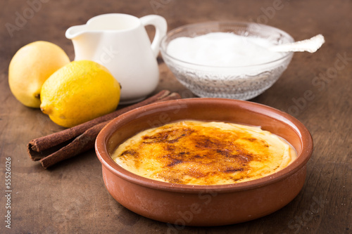 Fotografie Traditional creme brulee on ceramic dish