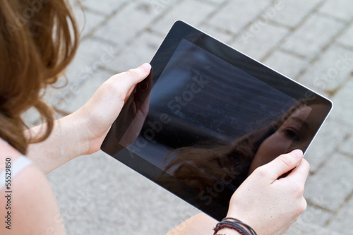 Junge Frau mit einem Tablet photo