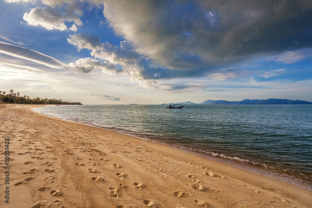 Obraz premium Tropical beach at sunset.