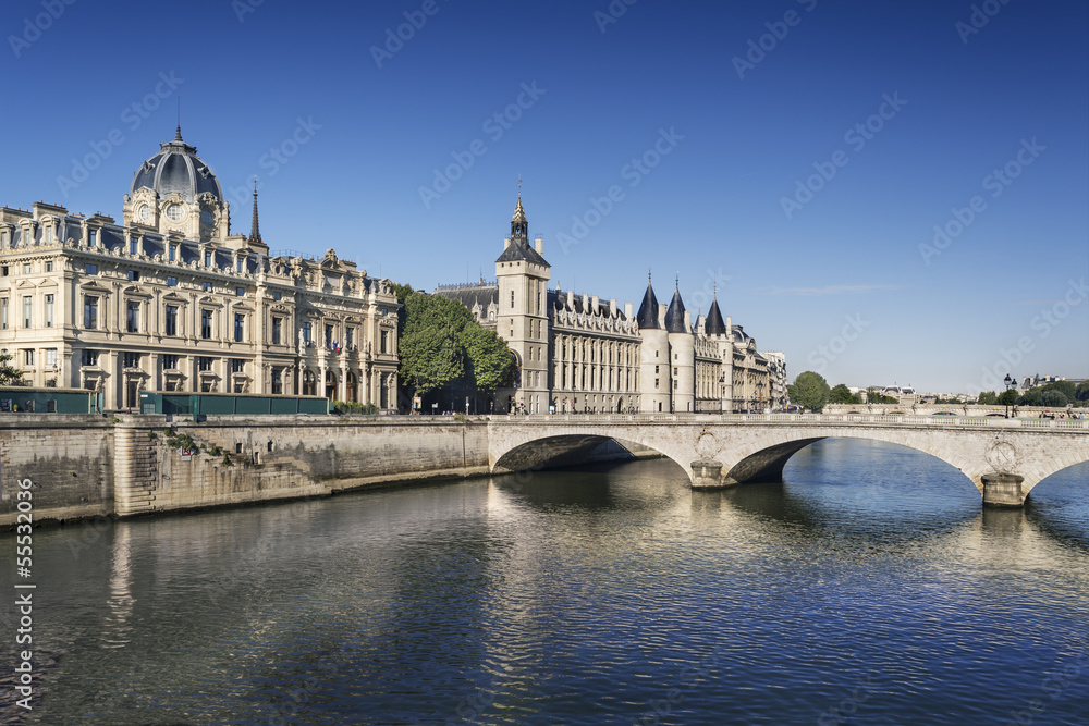 Paris Conciergerie Seine