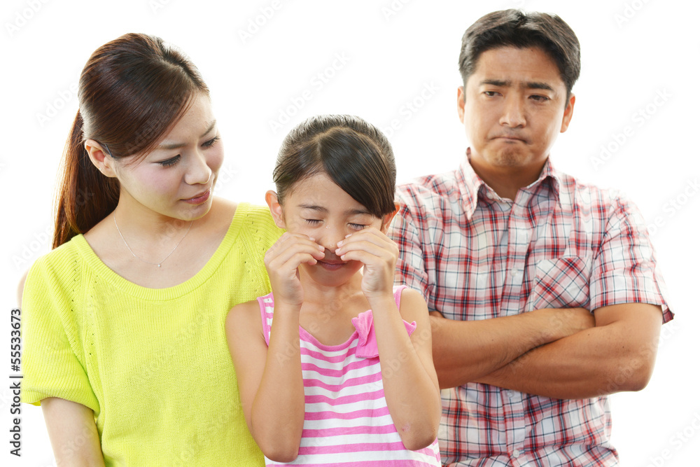 叱る親と泣く子供 叱る親と泣く子供