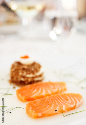 Salmon fillet with bread and caviar