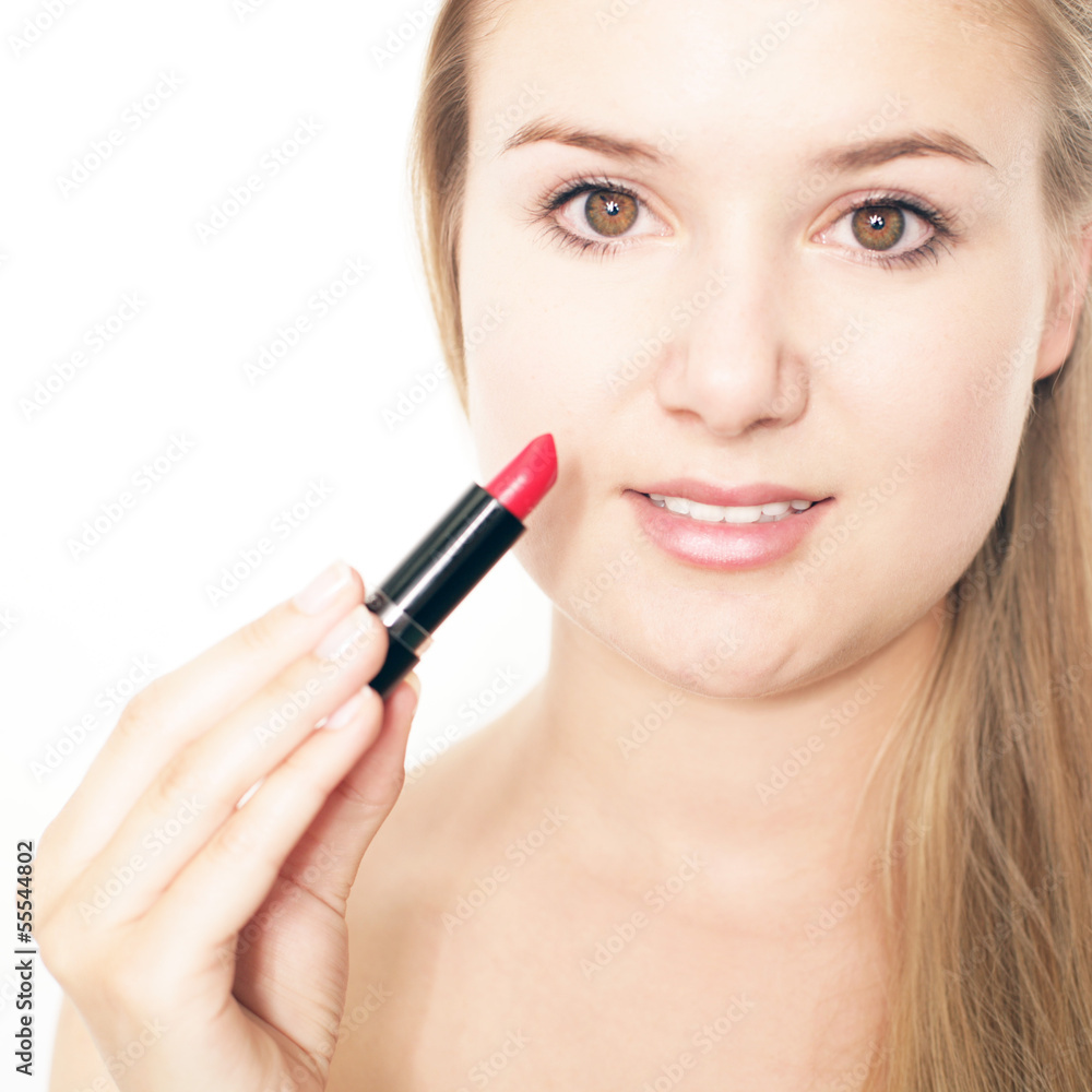 hübsches Mädchen trägt Lippenstift auf hübsches Mädchen trägt Lippenstift auf