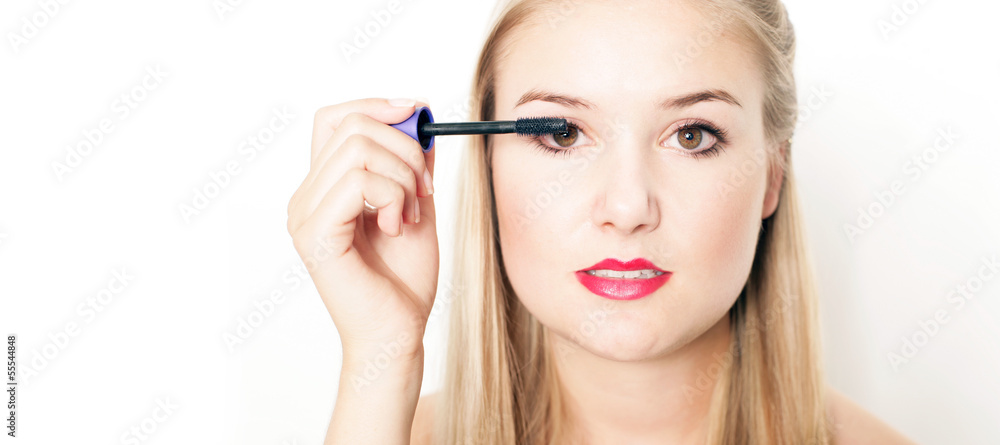 hübsches Mädchen trägt Wimperntusche auf hübsches Mädchen trägt Wimperntusche auf