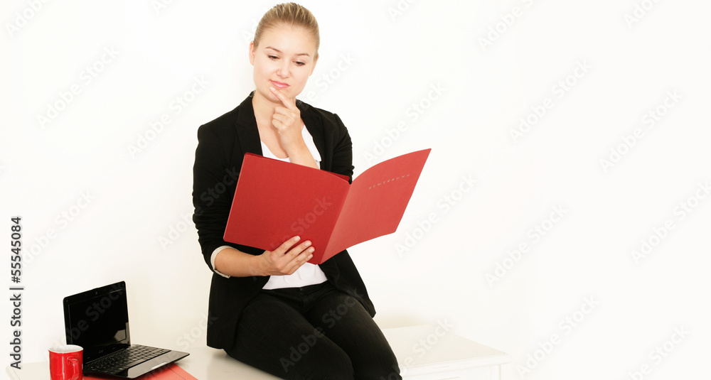 Frau mit Bewerbungsmappe