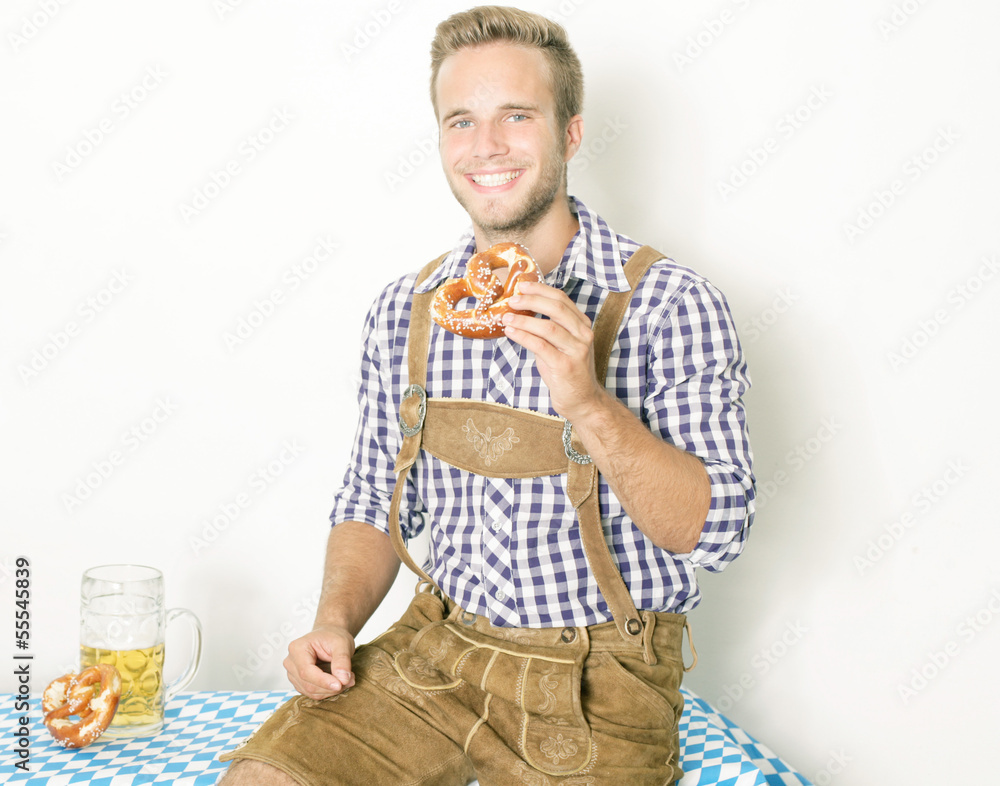 junger Mann mit Bier und Brezen junger Mann mit Bier und Brezen