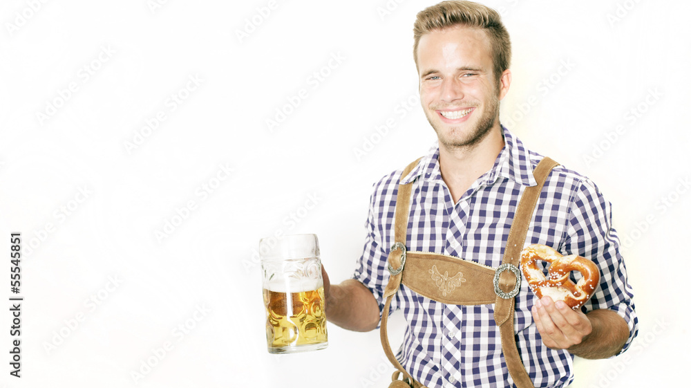 junger Mann mit Bier und Brezen junger Mann mit Bier und Brezen