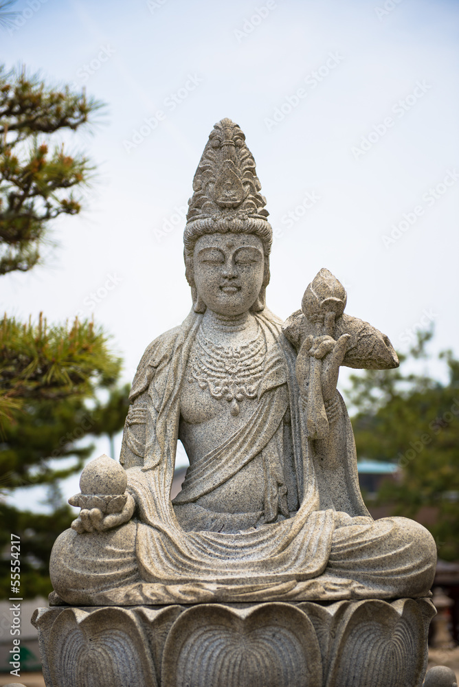 Obraz premium Seated Buddha statue at temple in Tokyo, Japan