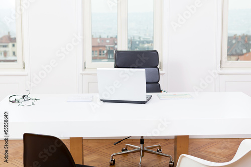 helles büro schreibtisch mit computer arbeitsplatz