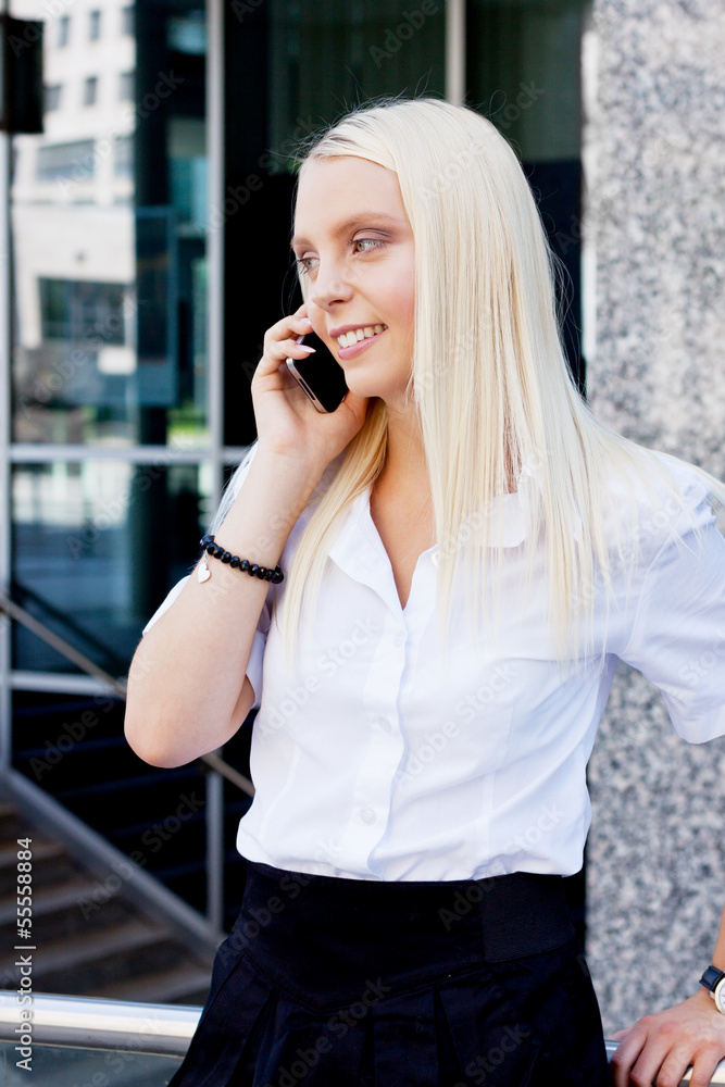 junge blonde frau mit einem mobiltelefon smartphone junge blonde frau mit einem mobiltelefon smartphone