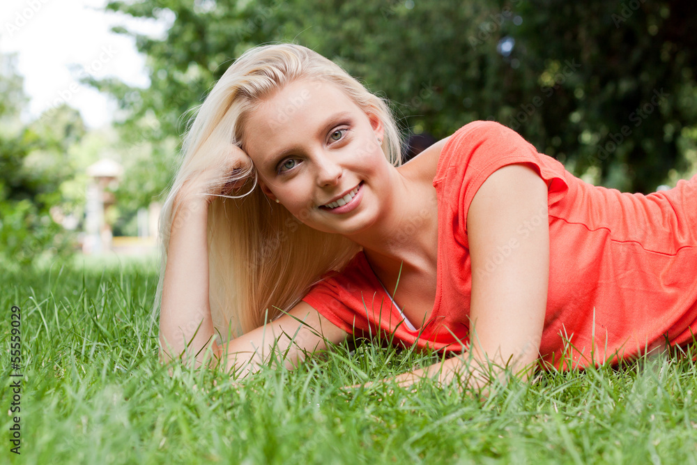 junge lachende frau im sommer im freien freizeit glücklich junge lachende frau im sommer im freien freizeit glücklich