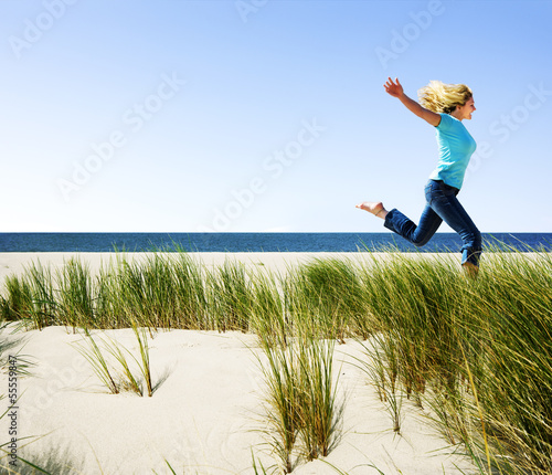 Frau läuft am Strand