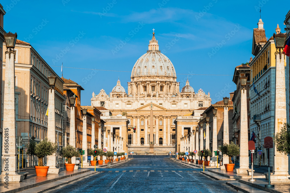Fototapeta premium Roma, Vatican, San Pietro cathedral at sunrise