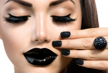 Canvas schilderij Fashion lippen Modemodel met zwarte caviaarnagels  © Subbotina Anna