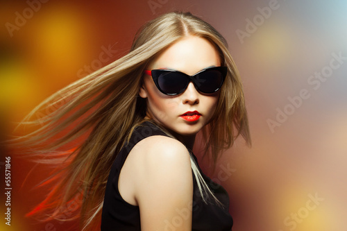 Wallpaper Mural Fashion woman in sunglasses, studio shot. Professional makeup Torontodigital.ca