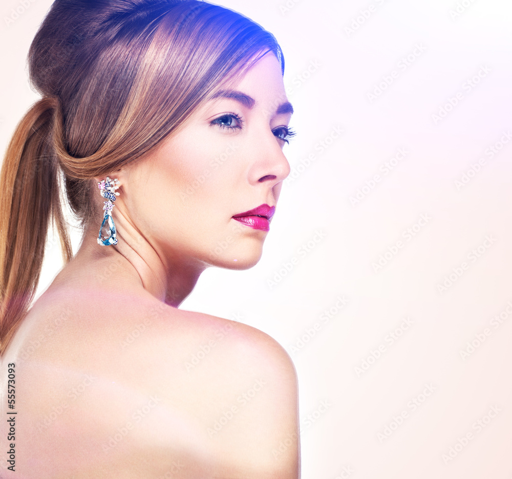 Obraz premium Fashion model posing in exclusive jewelry