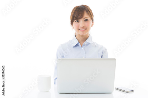 コンピューターを見る女性 ビジネス