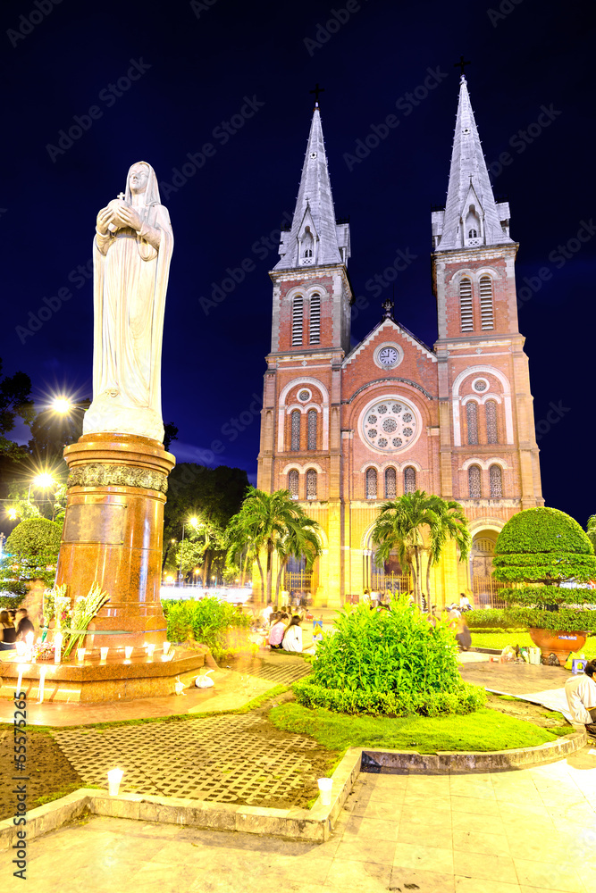Obraz premium Night scene of Saigon Notre-Dame Basilica in Vietnam