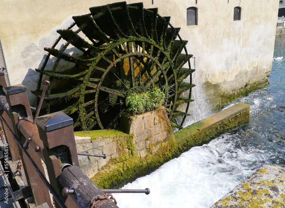 Ταπετσαρία The carriage wheel of a water mill in Portogruaro