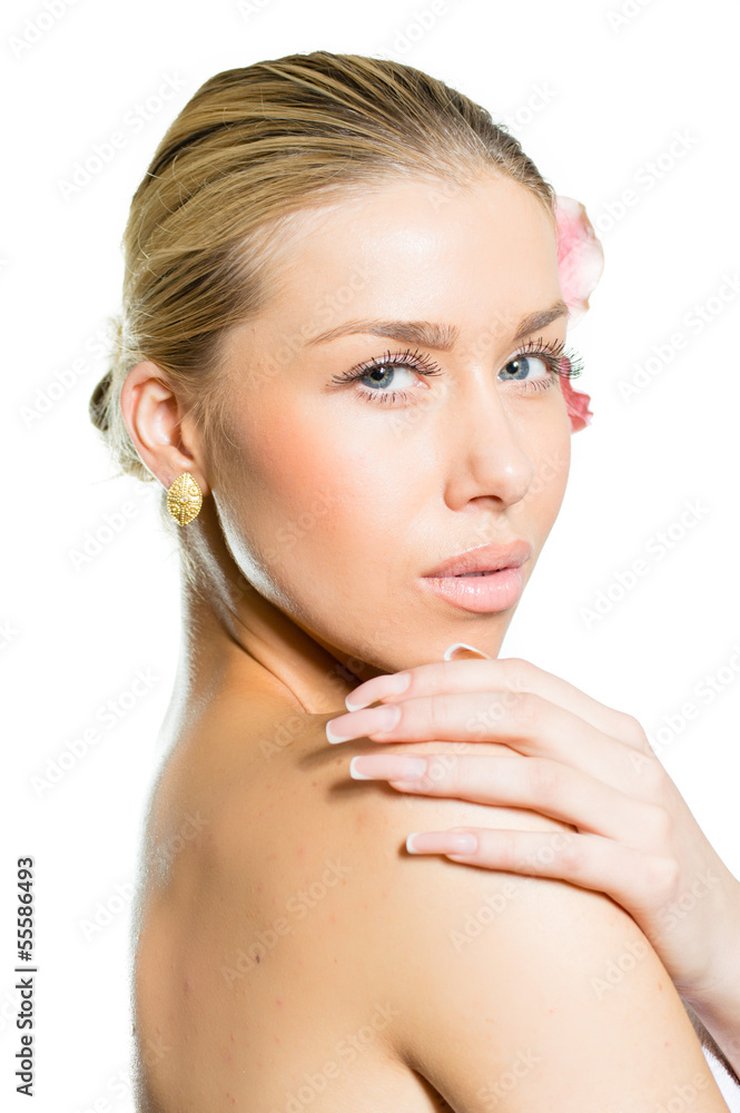 Naklejka premium Beautiful girl face & pink flowers, perfect skin