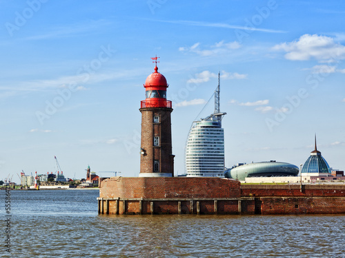 Bremerhaven, Leuchtturm und moderne Architektur photo
