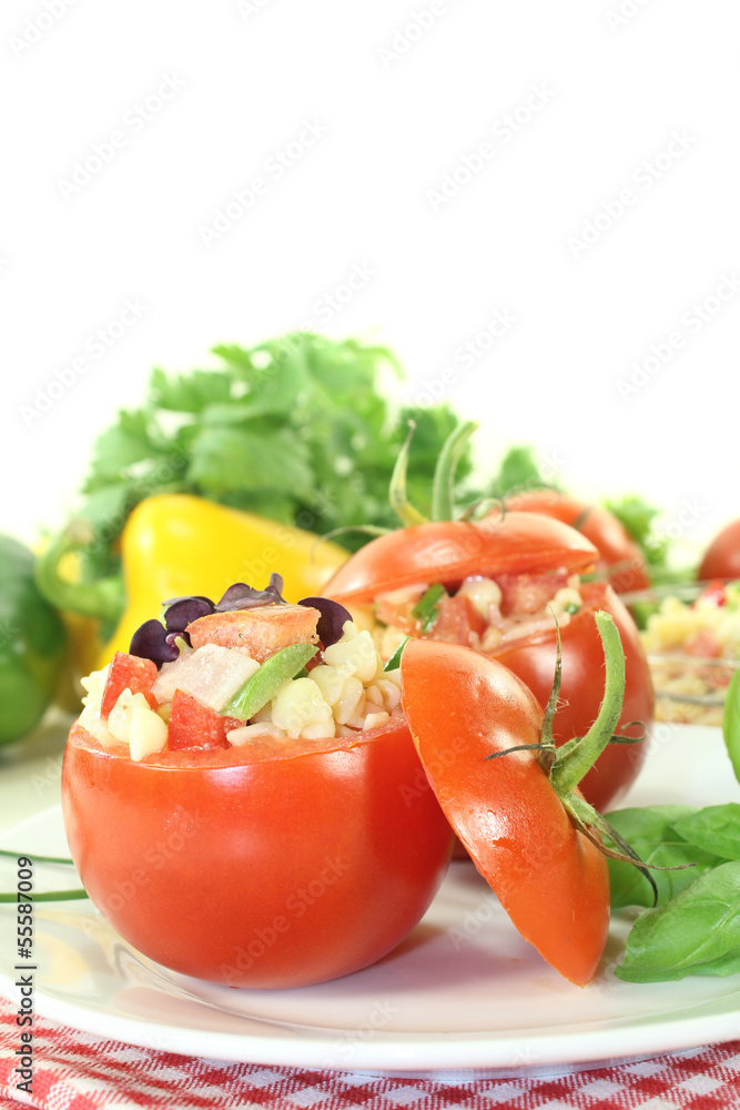 gefüllte Tomaten mit Nudelsalat und Basilikum gefüllte Tomaten mit Nudelsalat und Basilikum