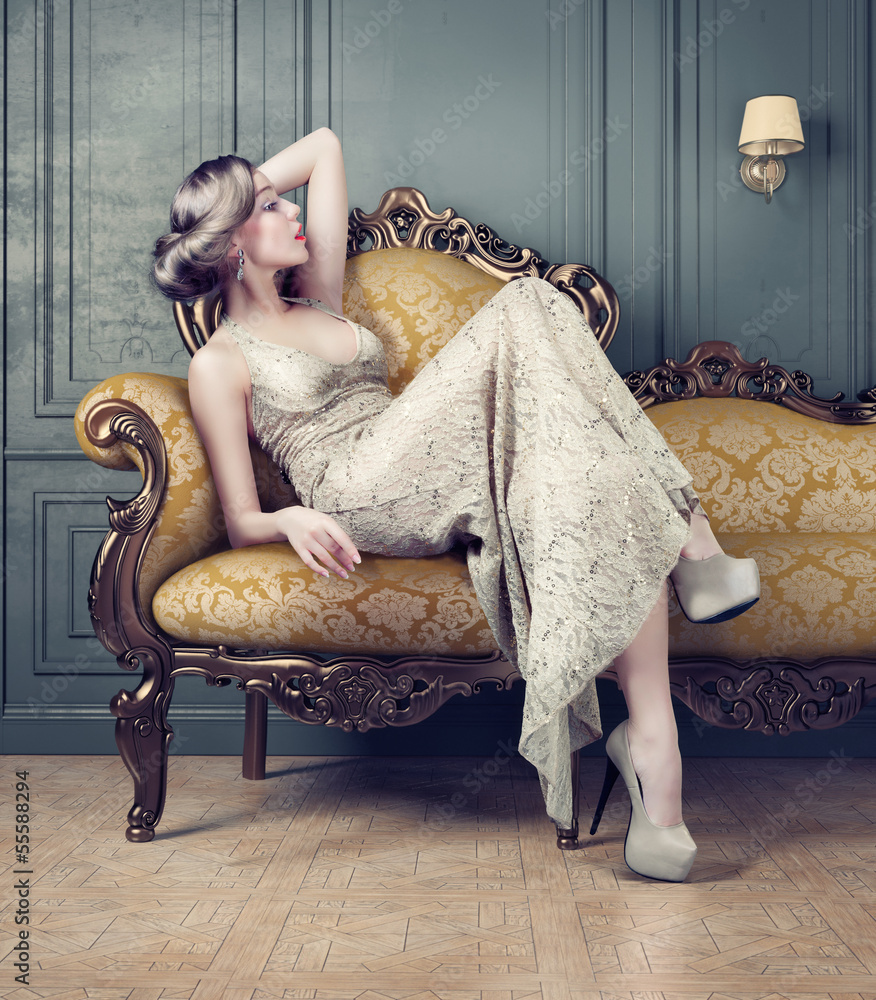Fototapeta Portret pięknej zmysłowej kobiety leżącej na stylowej leżance