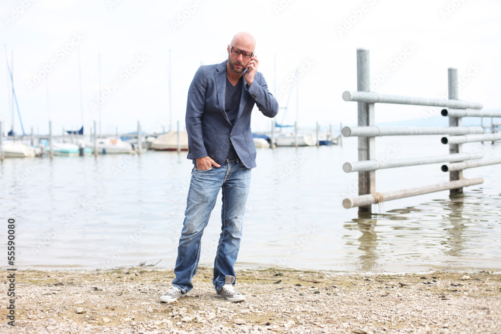Mann telefoniert am Strand Mann telefoniert am Strand