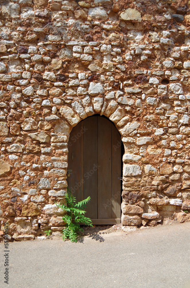 木のドアと石の壁