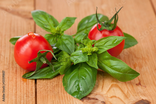 Tomate und Basilikum auf Holzbrett