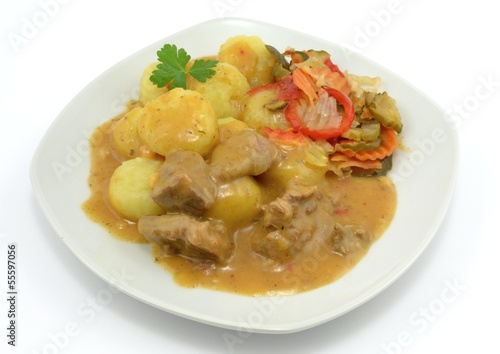 kluski śląskie z sosem gulaszowym