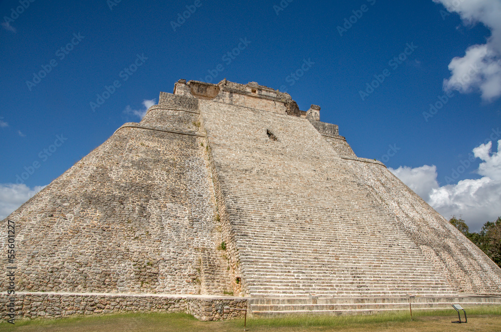 uxmal : pyramide du devin de coté