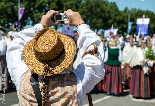 Εκτύπωση καμβά Man in latvian national costume take a photo