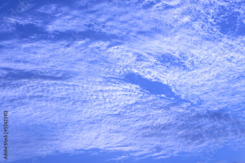 strahlender blauer himmel mit wolken I