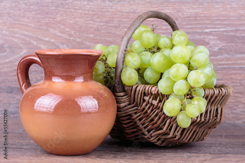 grapes in a baskeт