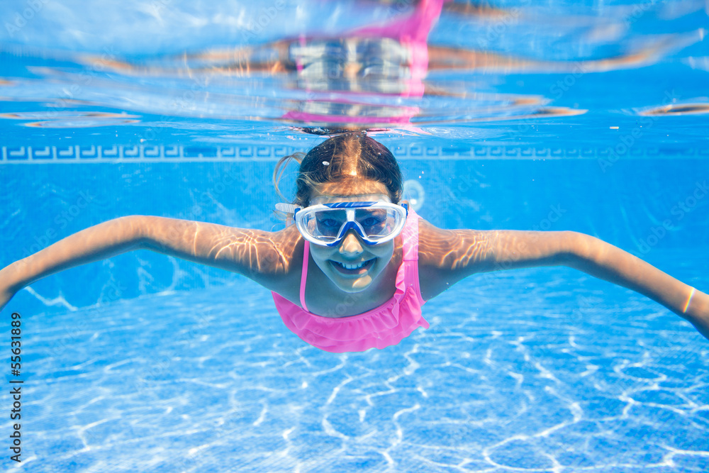 Naklejka premium Underwater girl