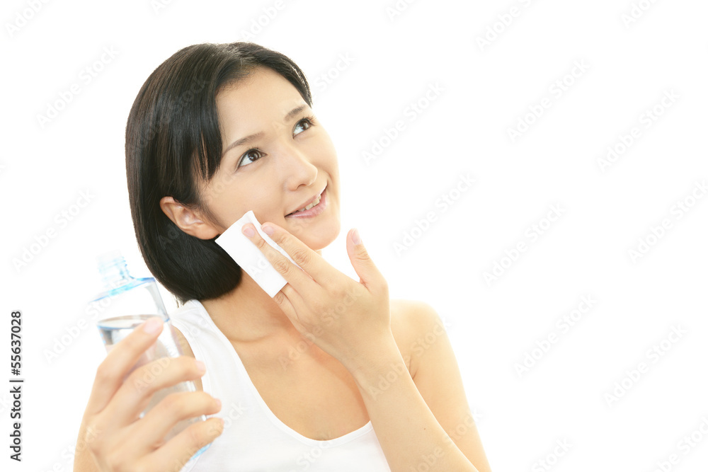 スキンケアをする女性 スキンケアをする女性