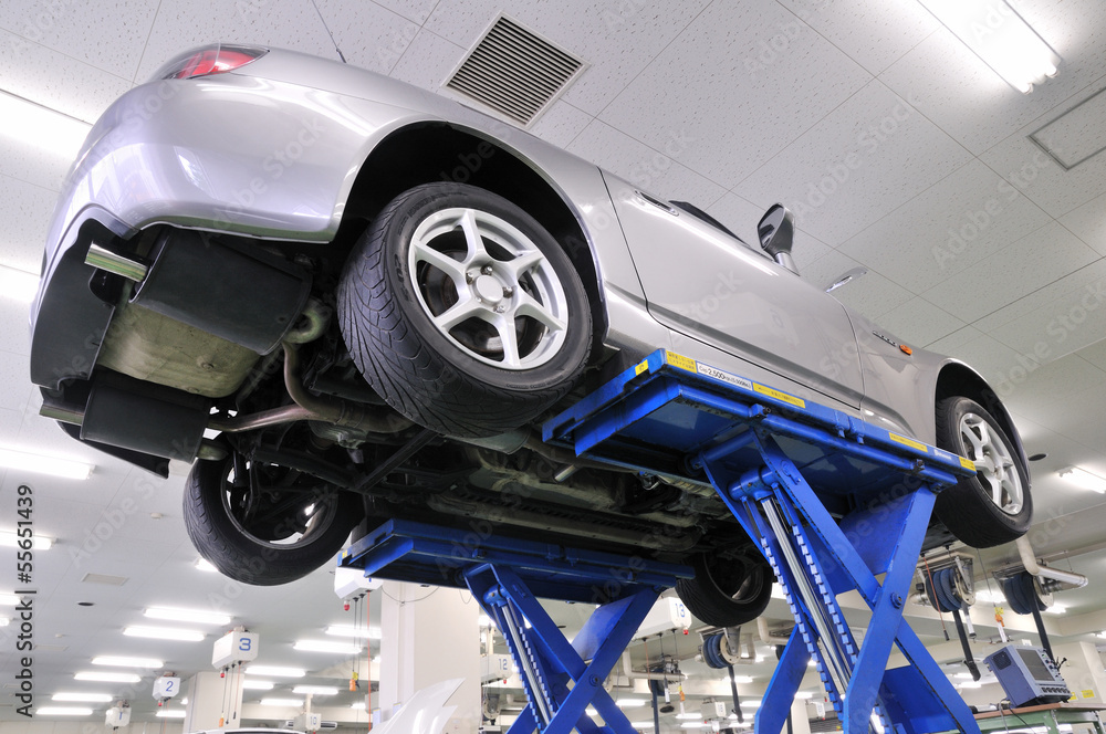 Obraz premium リフトアップされた自動車