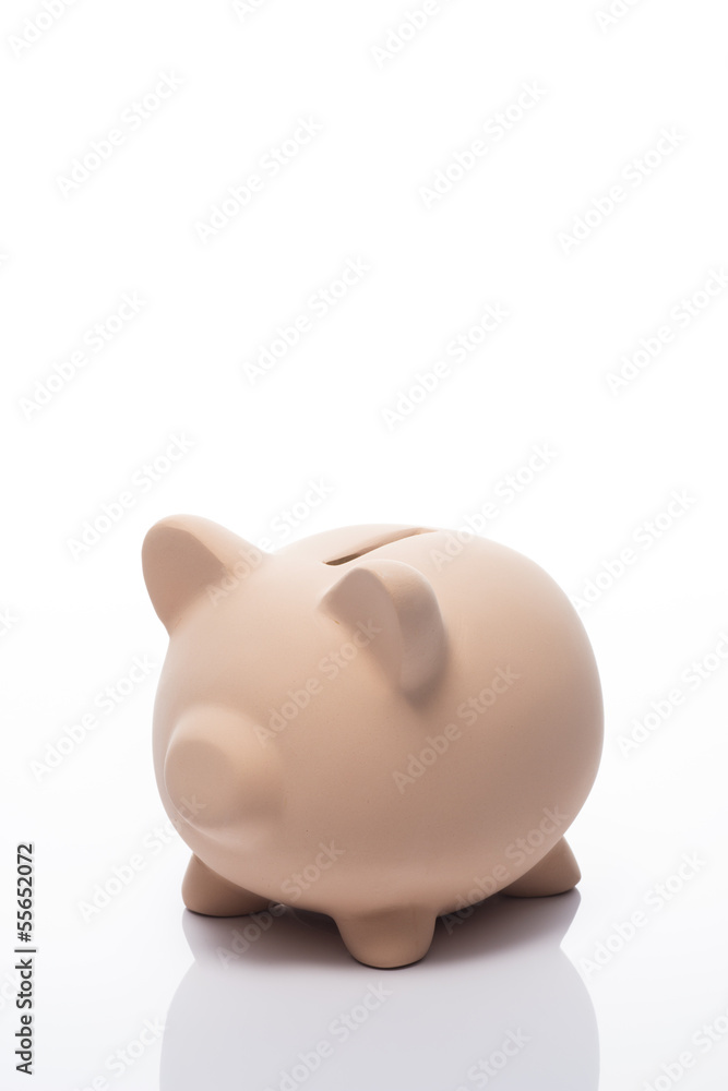 白背景にピンク色の豚の貯金箱