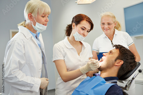 Zahnarzthelferin in Ausbildung bei der Prüfung