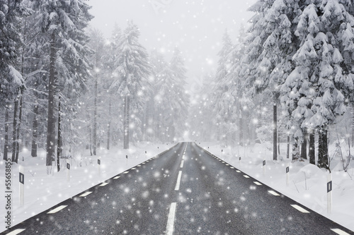 Straße bei Schneefall