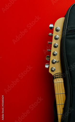 Gitara na tle czerwonej ściany